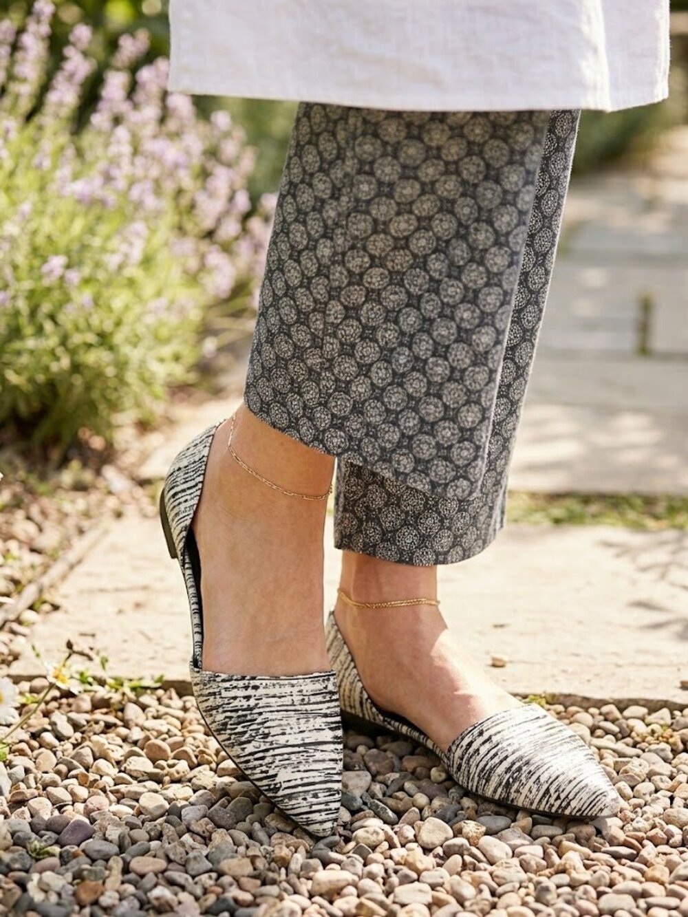 EUC Vince Black & Off-White Striped Snakeskin D'Orsay Slip-On Leather Flats